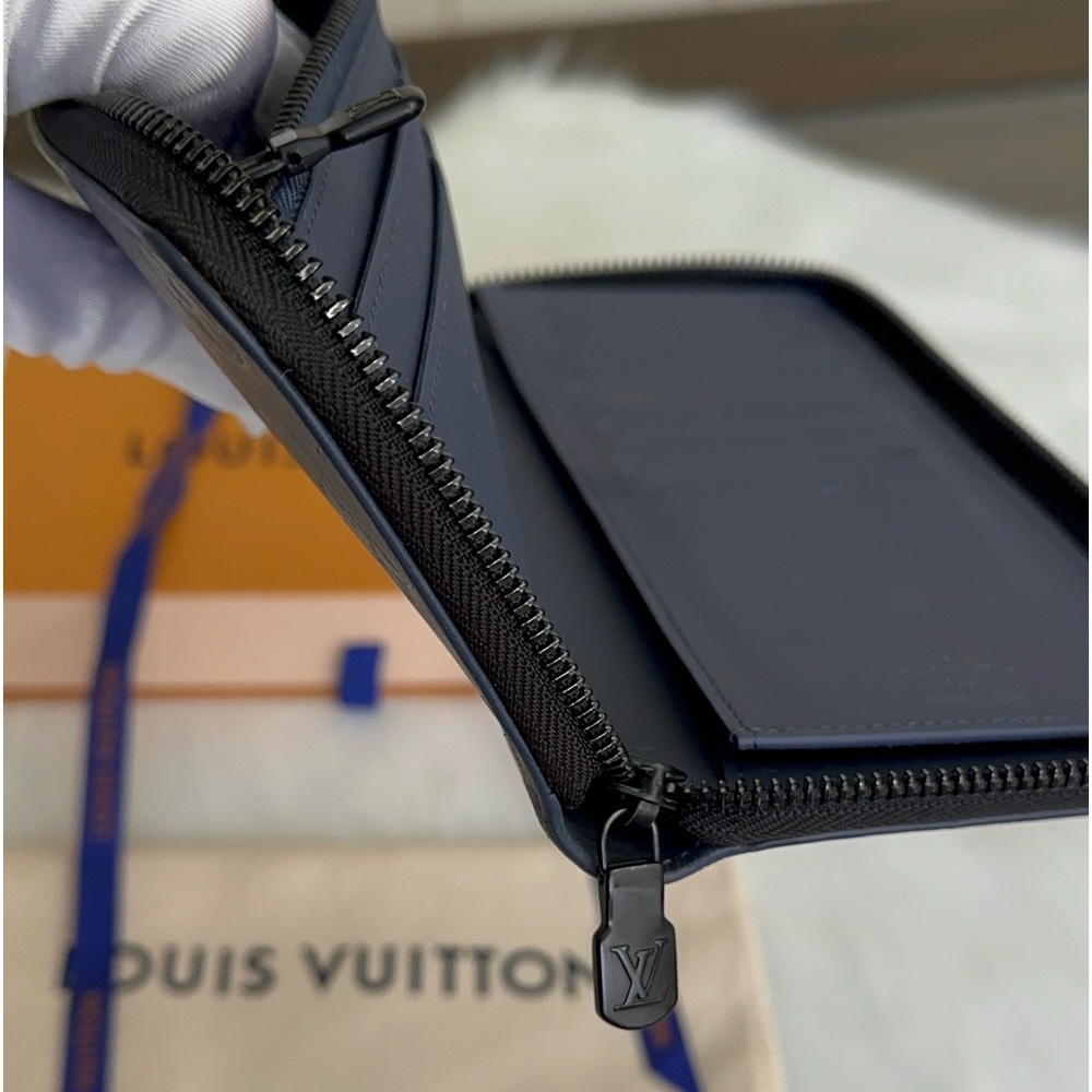 Auth Zippy Wallet Micro Chip - Picture 15 of 17